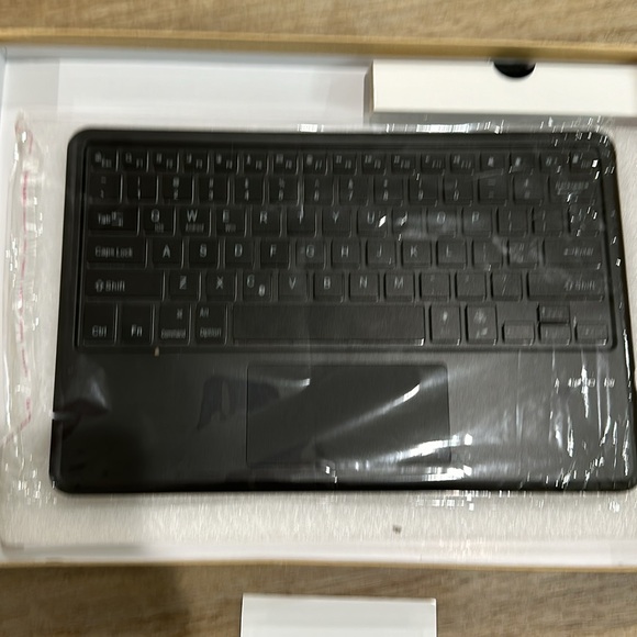 NWT Bluetooth keyboard with backlight. Works with 3 systems - Picture 3 of 4